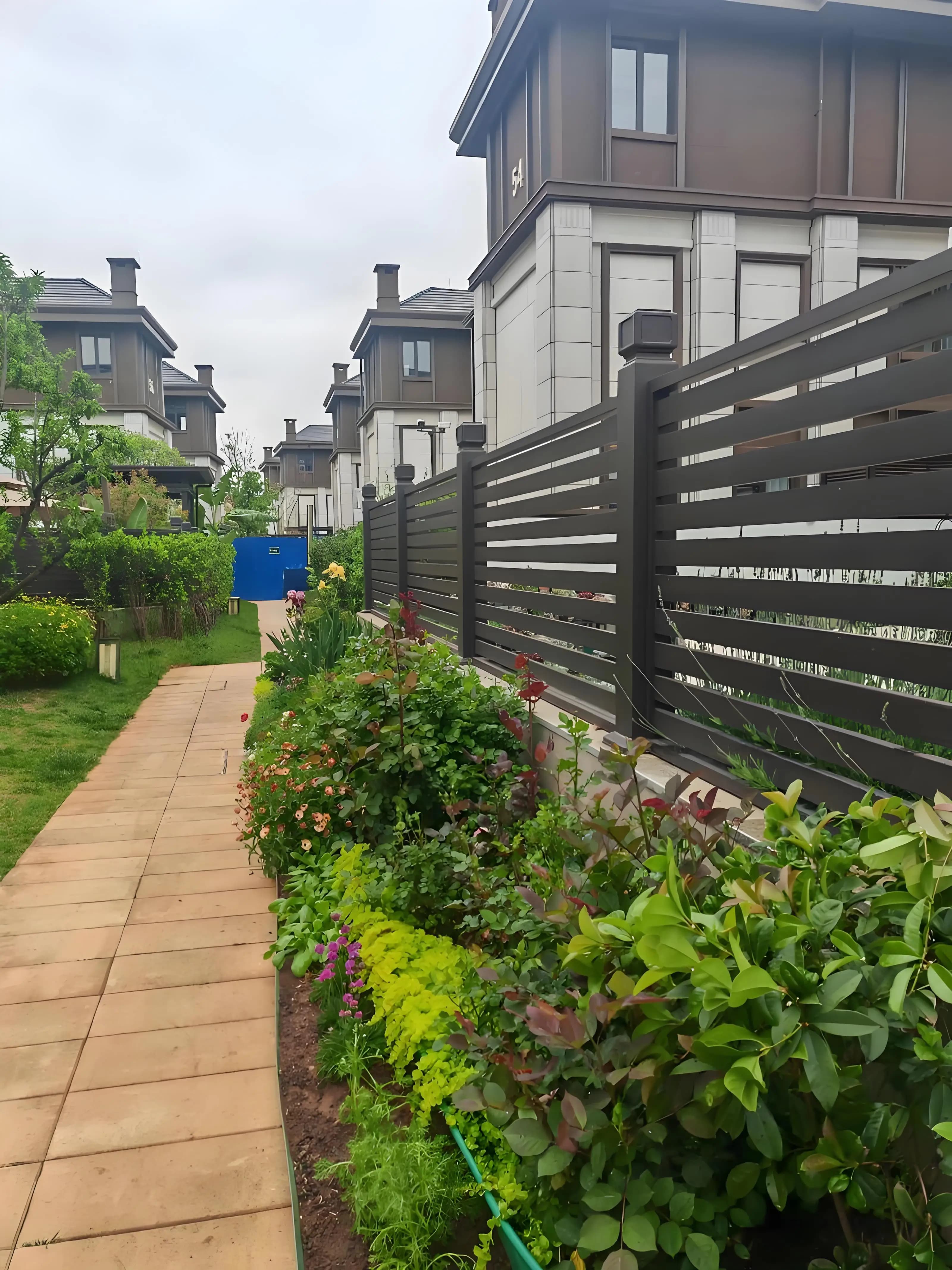 Clôture de jardin verticale en aluminium sur mesure, toutes tailles, facile à installer, résistante à la rouille, durable, kit d'abri pour jardin résidentiel