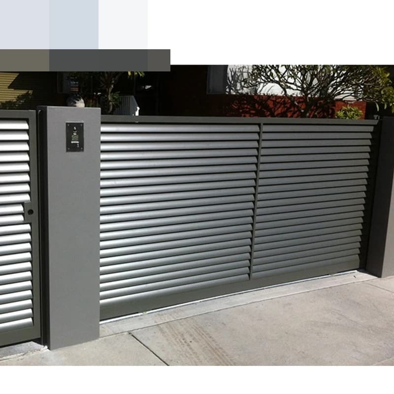 Terrasse de jardin extérieure belle et élégante avec clôture en aluminium pour protéger la confident