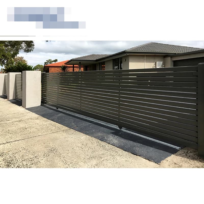Panneau de clôture en aluminium marron/gris foncé pour jardins avec colonnes en aluminium.