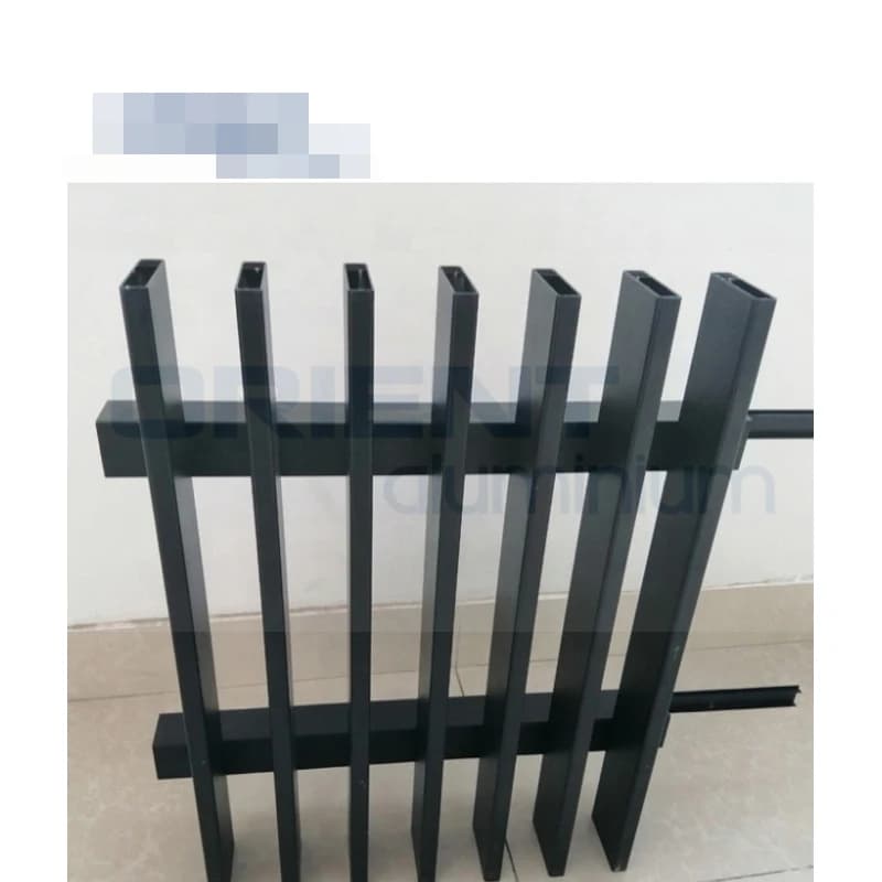 Panneau de clôture en aluminium marron/gris foncé pour jardins avec colonnes en aluminium.