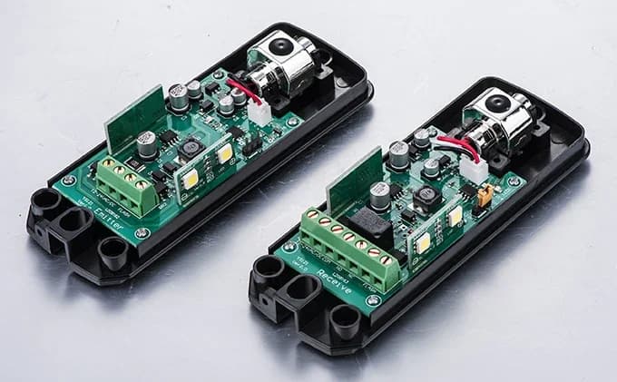 Cellule photoélectrique à faisceau de sécurité avec fonction de lampe flash