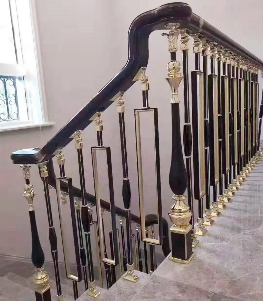 Clôture de garde-corps en aluminium plaqué or à trois éléments pour main courante d'escalier