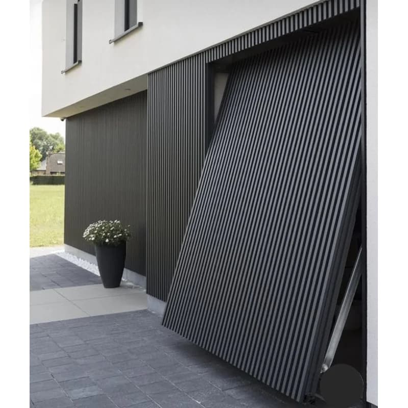 Superbe porte de garage moderne et automatique à lattes verticales en aluminium