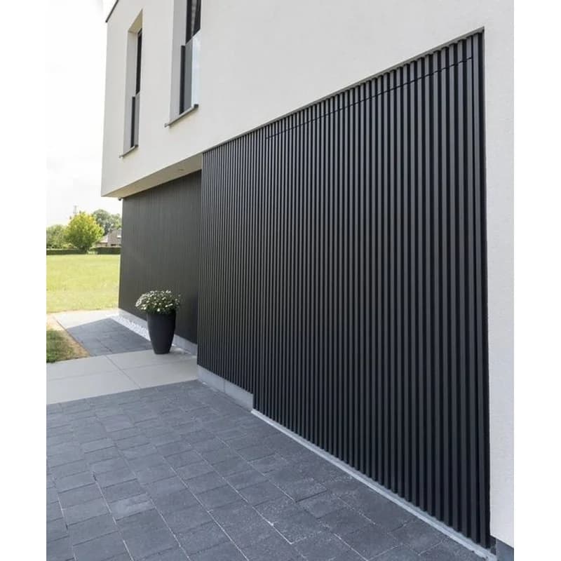 Superbe porte de garage moderne et automatique à lattes verticales en aluminium