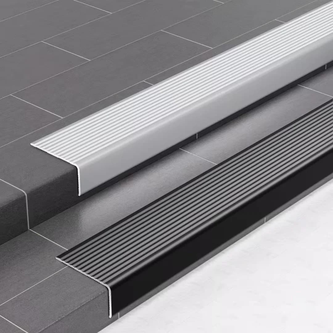 Bande de bordure d'escalier à angle droit en PVC pour extérieur