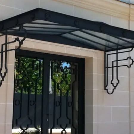 Auvent en fer forgé personnalisé avec fonctionnement fixe Anti-UV coupe-vent caractéristiques