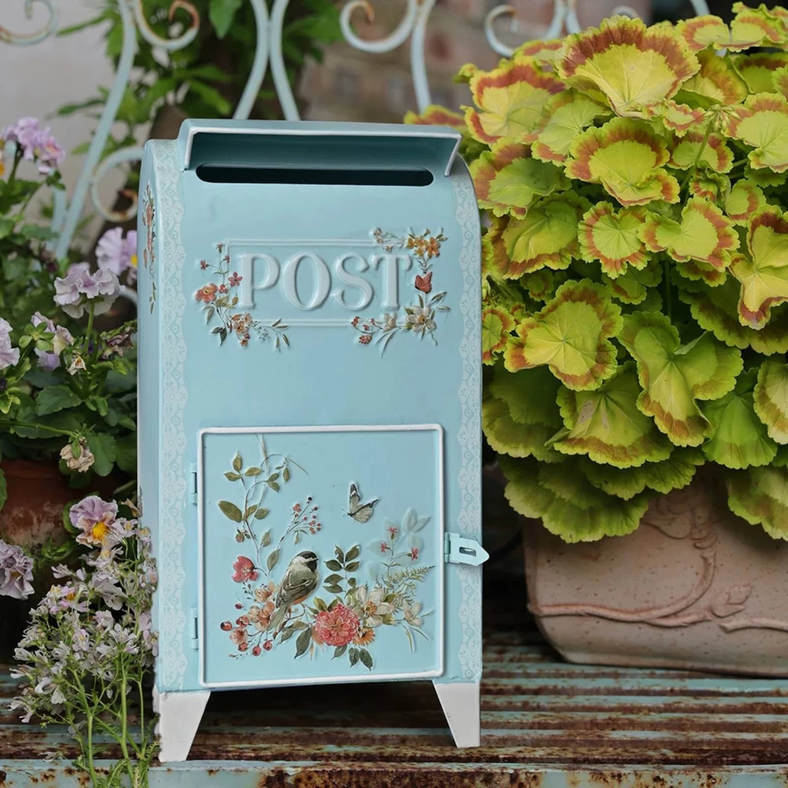 Boîte aux lettres sur pied en fer