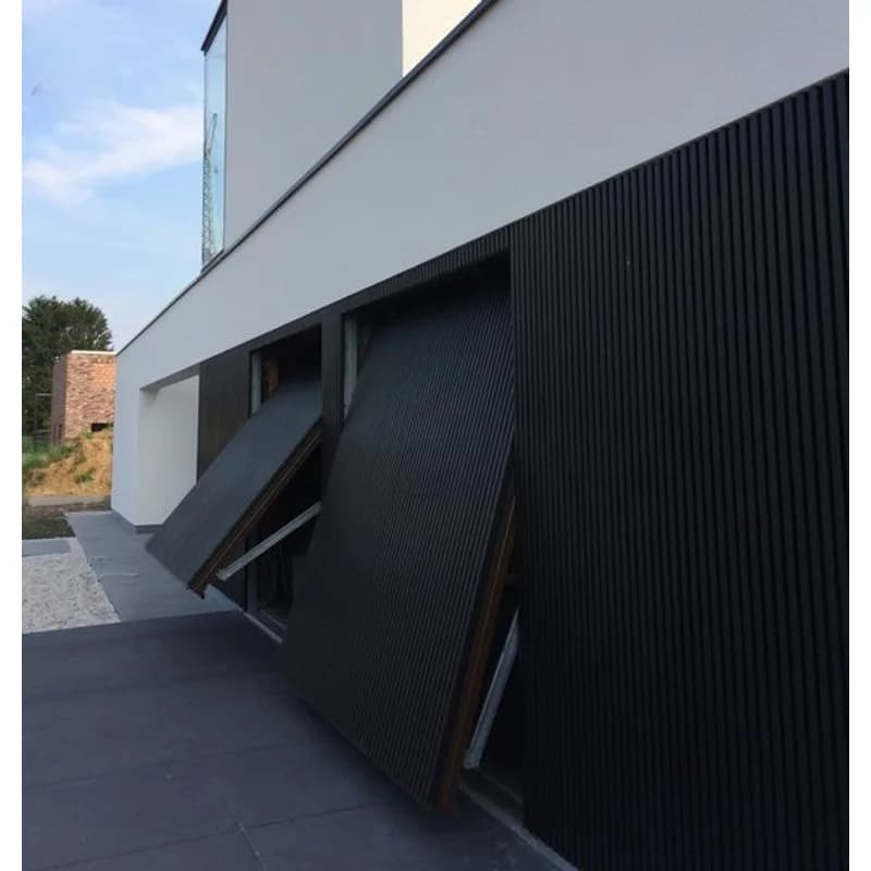 Superbe porte de garage moderne et automatique à lattes verticales en aluminium