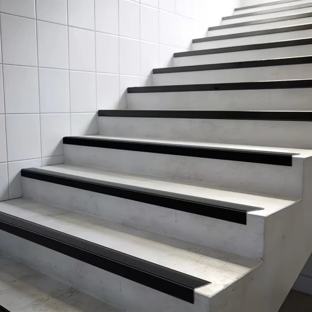 Bande de bordure d'escalier à angle droit en PVC pour extérieur