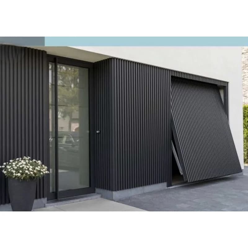 Superbe porte de garage moderne et automatique à lattes verticales en aluminium