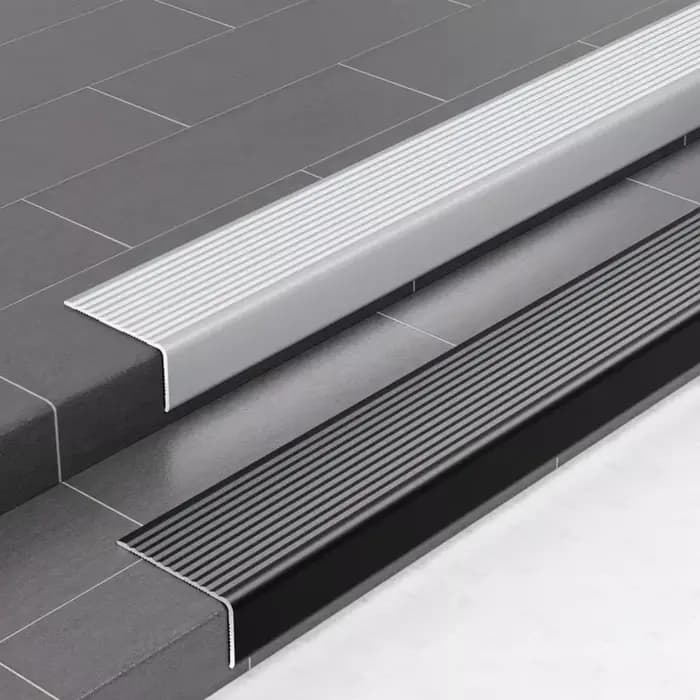 Bande de bordure d'escalier à angle droit en PVC pour extérieur