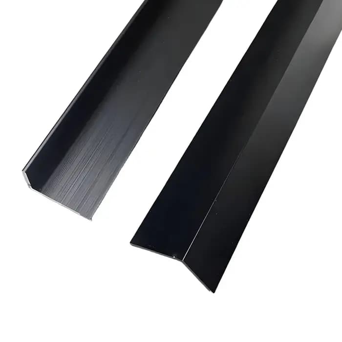 Canal en aluminium d'angle peint noir