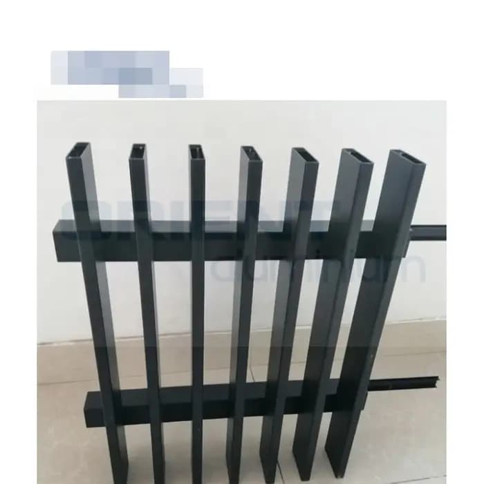 Panneau de clôture en aluminium marron/gris foncé pour jardins avec colonnes en aluminium.