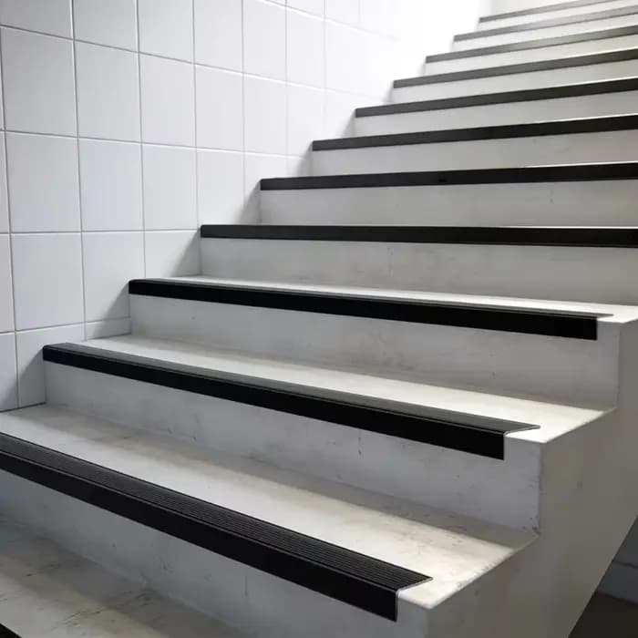 Bande de bordure d'escalier à angle droit en PVC pour extérieur