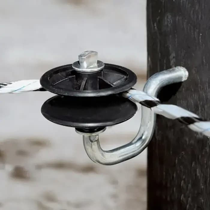 Isolateur d'angle pour clôture électrique pour poteaux en bois