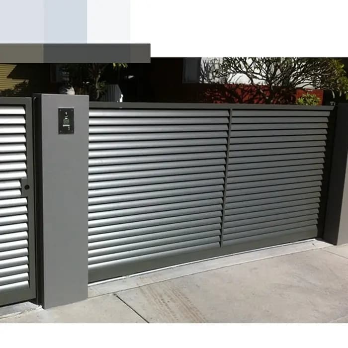 Terrasse de jardin extérieure belle et élégante avec clôture en aluminium pour protéger la confident